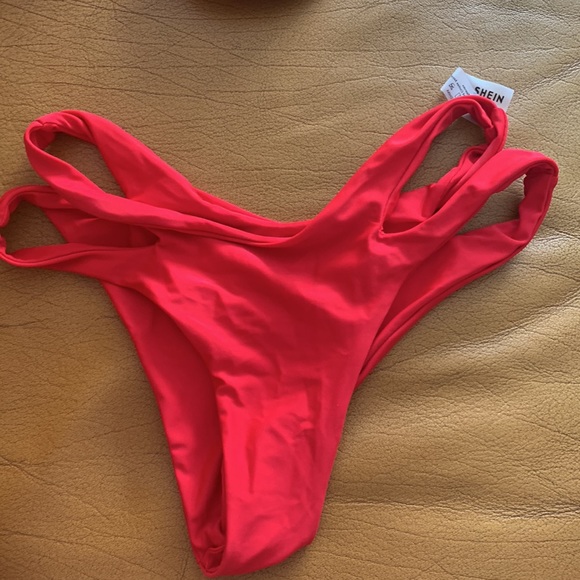 Bikinis - Picture 15 of 16